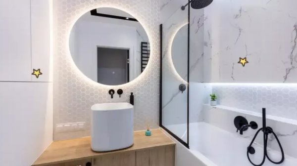Kamar Mandi Minimalis dengan Kaca Bulat