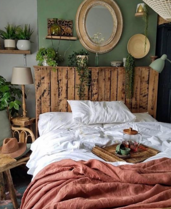 Kamar tidur dengan tema alam dan tanaman hias
