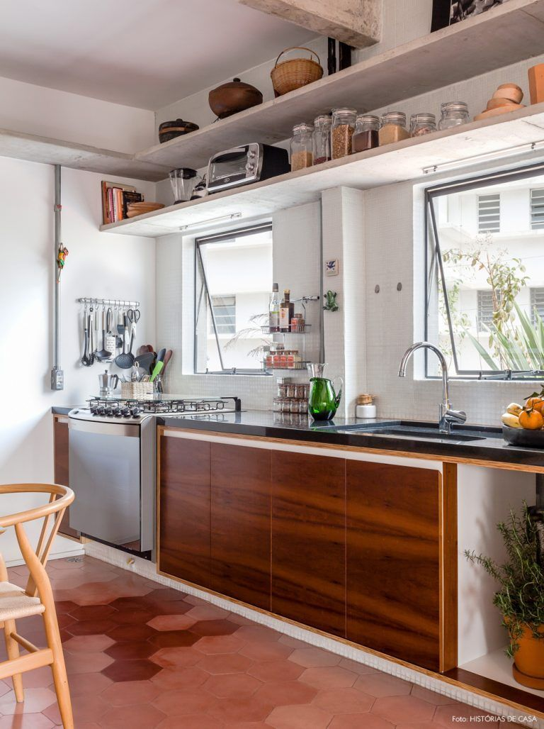 Rak dapur yang membuat dapur semakin menarik
