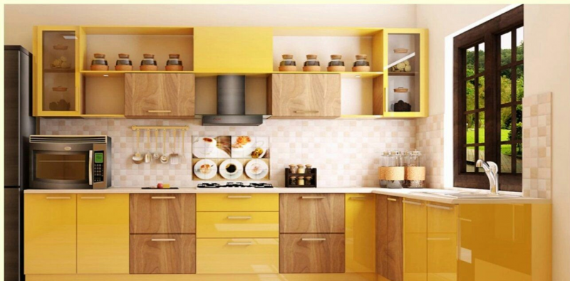 Jika anda memilih warna kuning sebagai warna dominan di dapur, anda dapat mengkombinasikannya dengan aksen kayu yang lebih natural agar tidak terlalu ramai