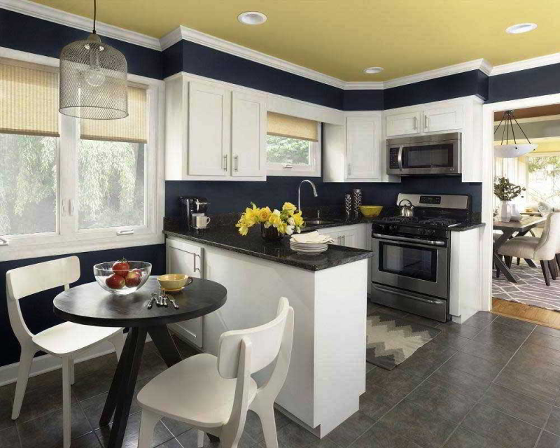 Perpaduan tiga warna yang dominan yaitu biru, putih dan kuning terlihat sangat menarik. Selain dapur terlihat tetap minimalis, dapur juga nampak lebih elegan dan cantik