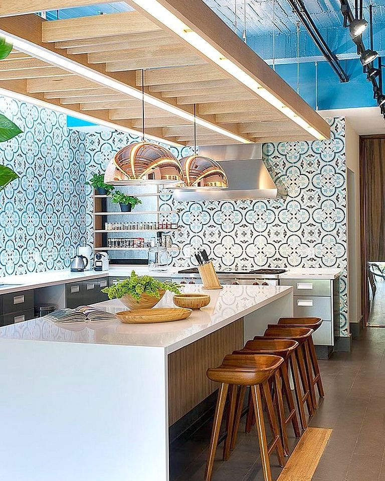 Pemberian keramik bercorak cantik pada dinding dapur ini juga sangat membantu tampilan dapur tanpa anda harus menambahkan pernak-pernik atau hiasan yang lain