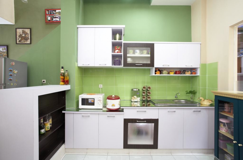 Dapur minimalis dapat terlihat menarik dengan warna hijau yang memberikan kesan segar terlebih lagi jika dikombinasikan dengan warna putih dari kitchen set dapur
