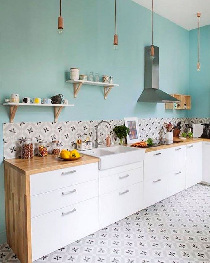 Agar ruangan dapur terlihat lebih besar dan luas, anda dapat mengganti lemari dapur bagian atas dengan rak kayu mungil. Tidak lupa juga lampu gantung yang simpel