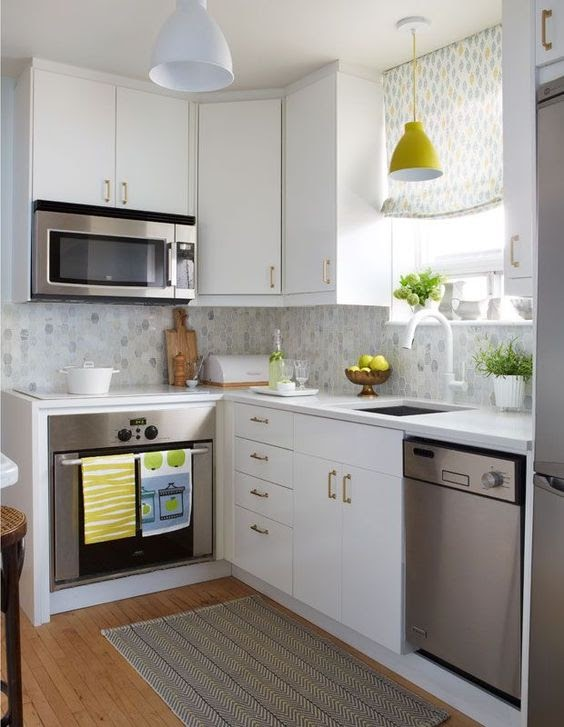 Jika anda tidak suka dapur dengan warna yang mencolok, anda dapat memberikan hiasan kecil-kecil dengan warna hijau yang soft dan juga pot mini agar menyegarkan suasana dapur