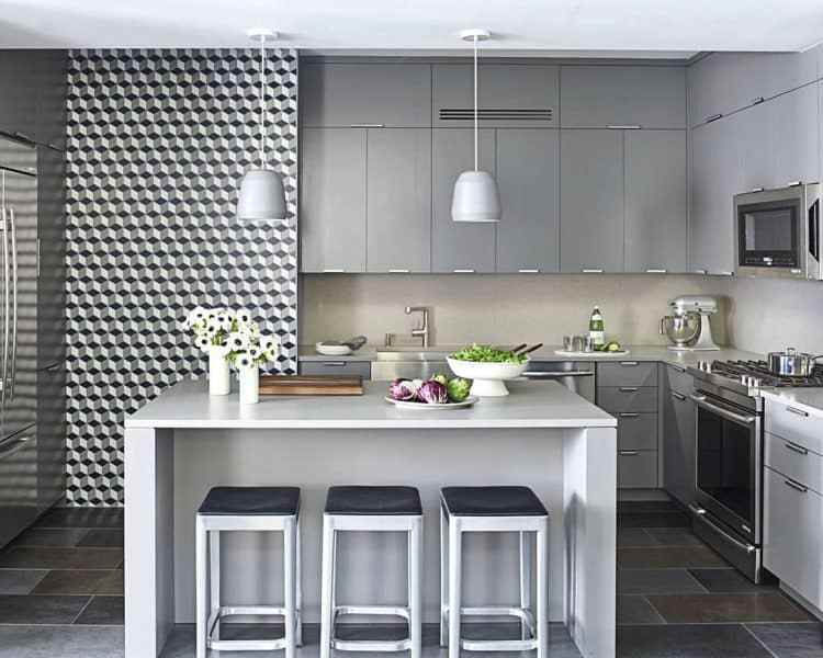 Anda dapat memberikan hiasan di salah satu sisi dinding dapur seperti berupa wallpaper. Untuk corak dapat disesuaikan, mulai dari kotak 3D, bunga-bunga atau yang lain
