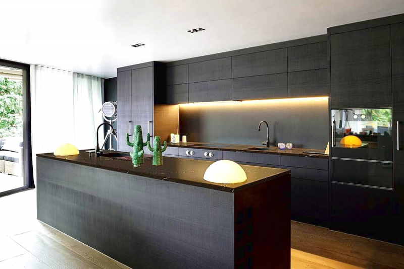 Untuk anda yang suka dengan penampilan modern yang sleek, pilihlah kitchen set berwarna hitam dengan flat panel tanpa aksen apapun untuk dapur dengan desain minimalis modern