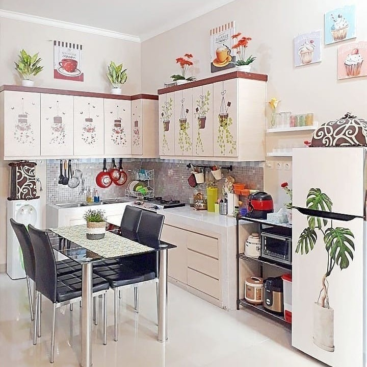 Tidak ada salahnya memberikan hiasan pada dapur seperti pot mini dan beberapa lukisan agar area dapur jadi lebih hidup dan membuat keluarga betah
