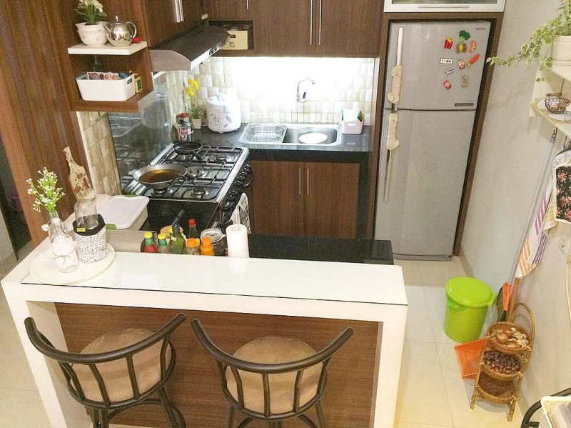 Aksen kayu yang ada di dapur sangat pas jika dipasangkan dengan beberapa hiasan tumbuhan dan pot mini sehingga ada elemen alami yang membuat dapur nampak indah