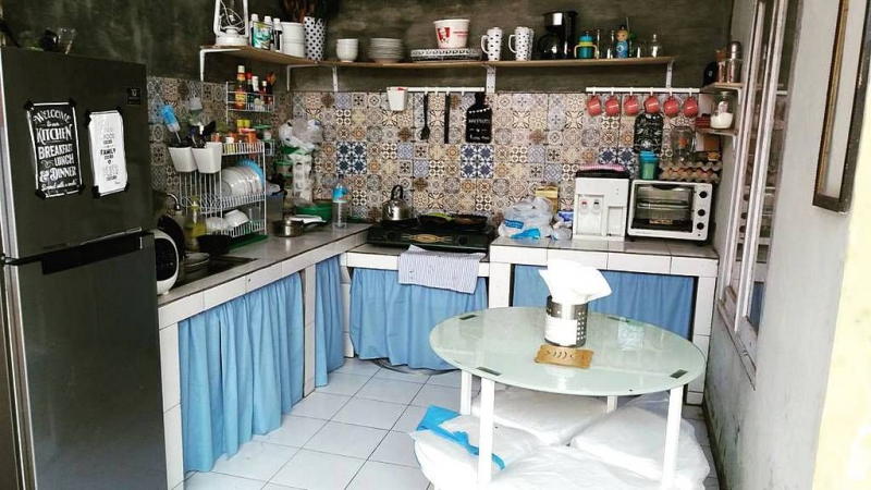 Anda dapat menghemat budget dengan membuat meja dapur dari keramik. Selain awet, anda bisa memanfaatkan bagian bawah sebagai tempat penyimpanan