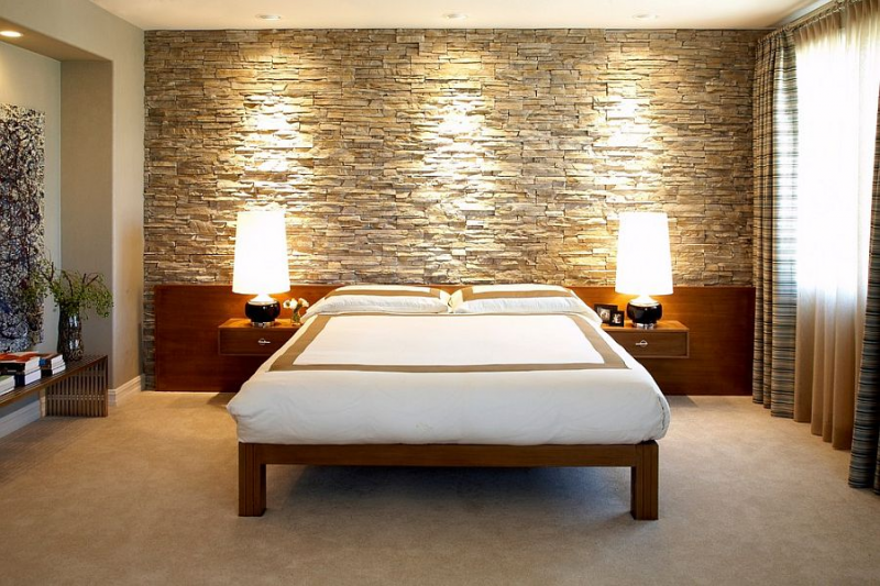 Desain dinding kamar dengan batu alam