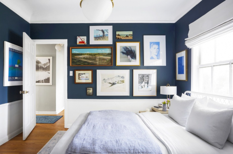 Desain dinding kamar dengan frame foto