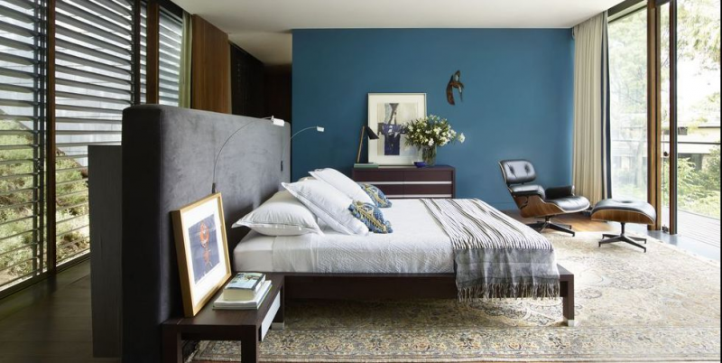 Desain dinding kamar dengan frame foto atau lukisan