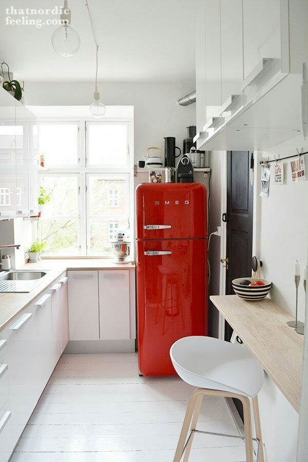 Dapur minimalis dengan penambahan aksen warna yang berani