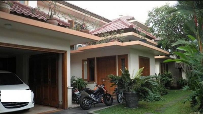 Garasi Samping Rumah Klasik