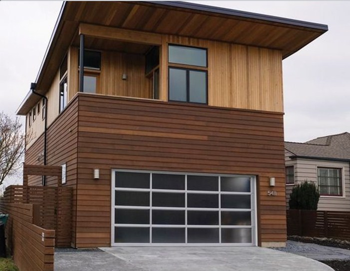 Garasi Dengan Penggunaan Kaca Buram