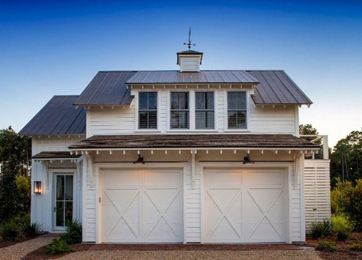 Garasi Mobil dengan Pintu Model Farmwork