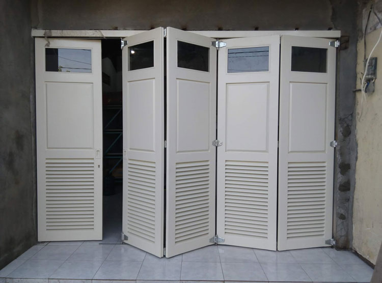 Garasi Mobil dengan Pintu Lipat