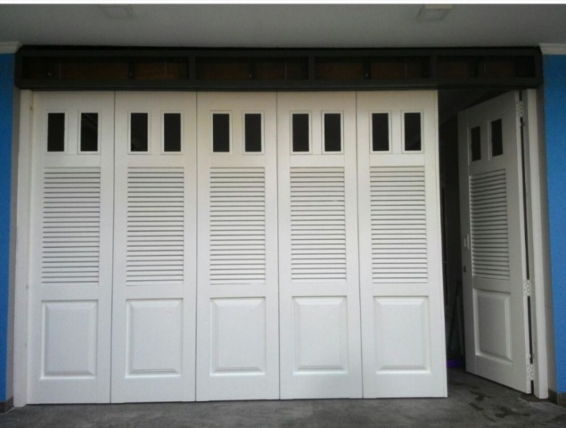 Model pintu garasi kayu warna putih