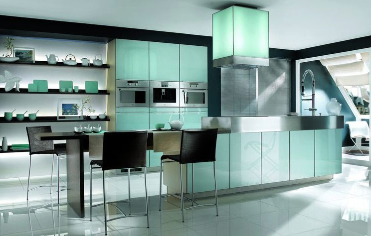 Permainan warna netral dengan hijau pastel menjadi daya tarik tersendiri untuk dapur anda