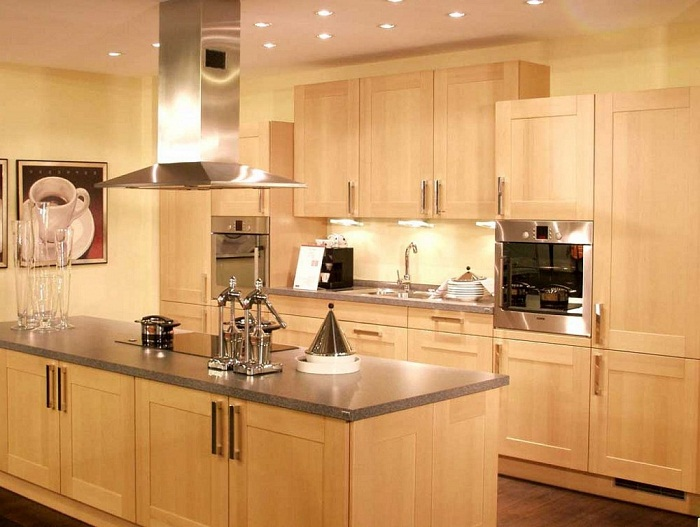 Memilih aksen kayu pada perabotan untuk dapur modern anda sangat efektik untuk menciptakan suasana hangat. Namun tidak lupa dengan perabotan stainless steel untuk menambah kesan modern