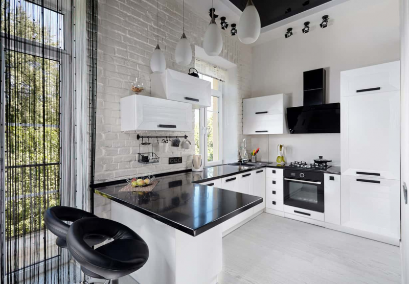 Untuk mengurangi kesan monoton, pemilihan perabotan seperti lemari unik yang menempel pada dinding, lampu gantung atau kursi juga sangat penting adanya. Selain itu ventilasi membuat dapur terlihat luas