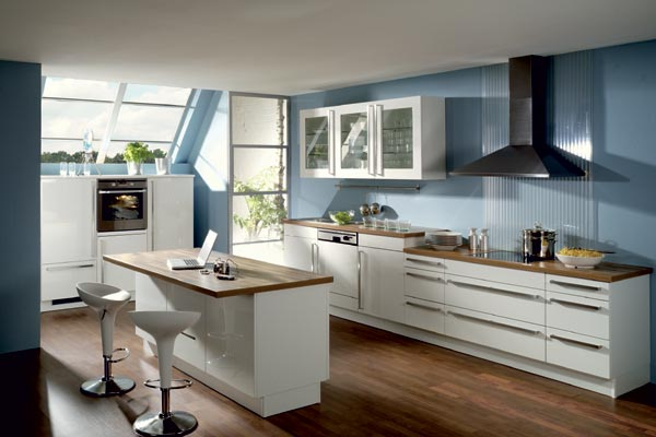 Aksen warna baby blue pada dinding dapur modern ini membuat perpaduan yang cantik di antara perabotan dengan warna putih dan aksen kayu. Ruangan juga terlihat semakin luas dengan adanya jendela