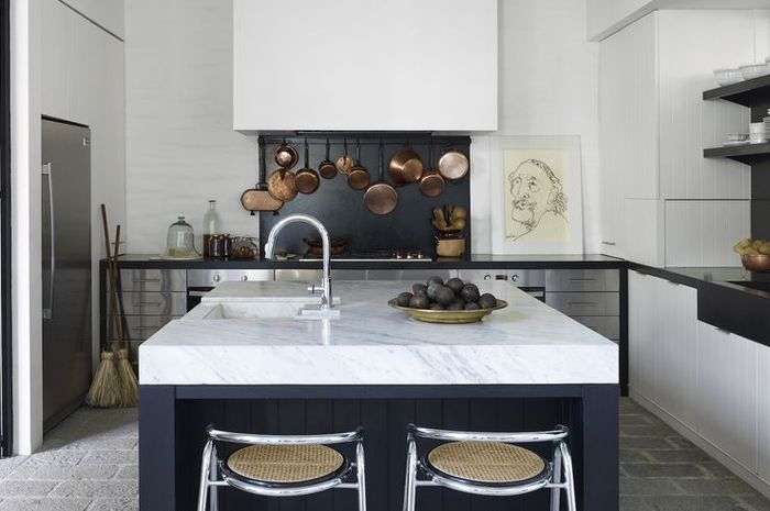 Peralatan memasak anda juga bisa dijadikan hiasan di dapur. Seperti peralatan memasak yang terbuat dari tembaga akan menciptakan perpaduan kesan modern dan sedikit kuno yang menarik