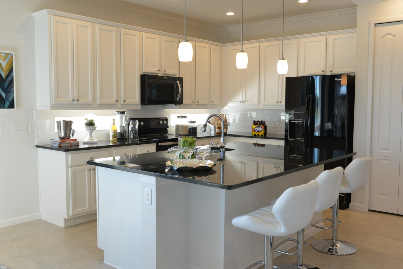 Dengan warna netral hitam dan putih, dapur modern anda terlihat lebih sophisticated. Anda juga dapat menambahkan lampu gantung dengan desain simpel sebagai sarana pencahayaan dan juga hiasan