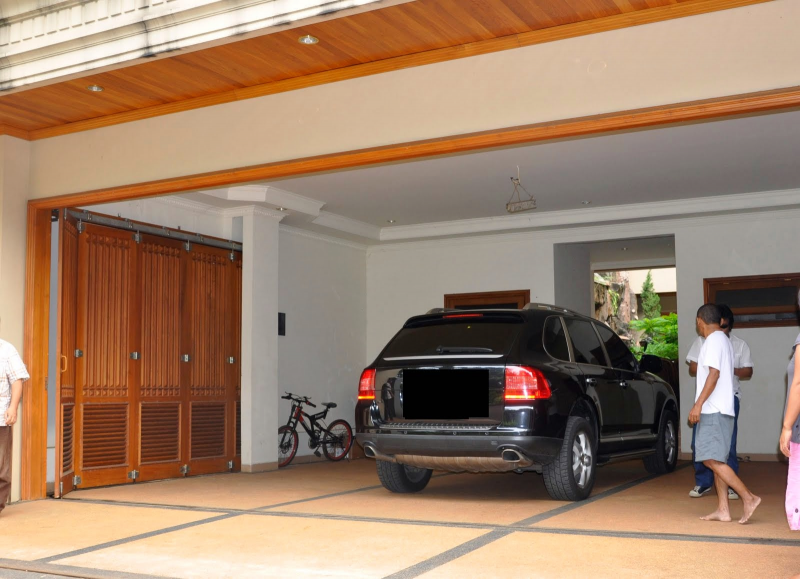 Desain garasi mobil di belakang rumah