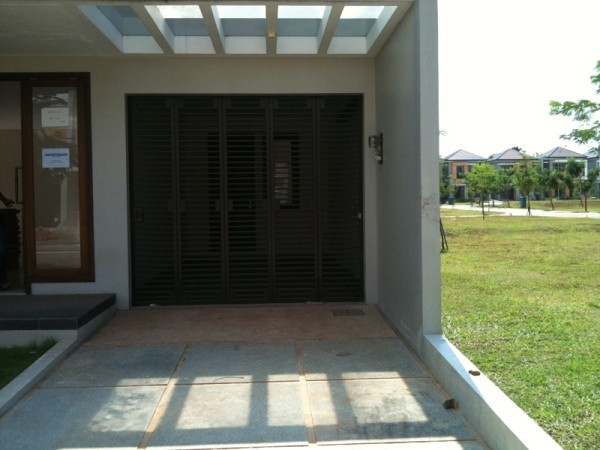 Desain garasi samping rumah