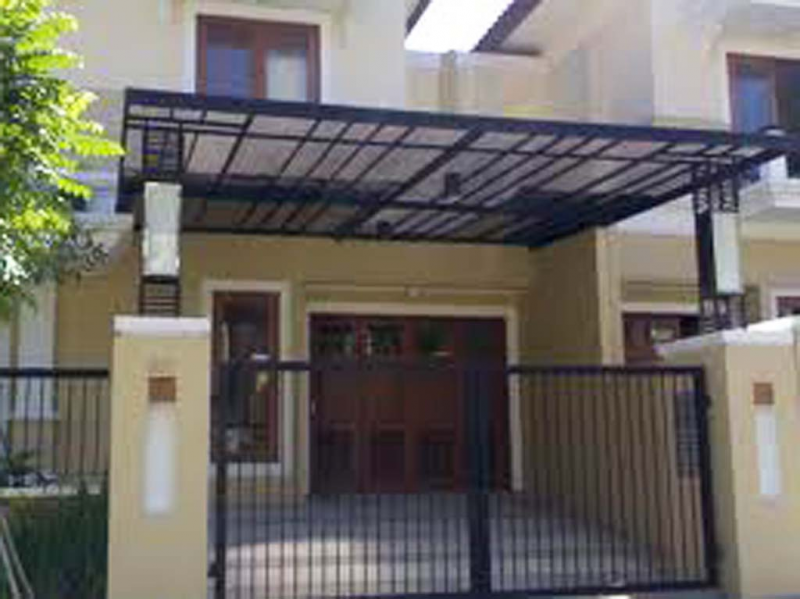 Garasi mobil samping rumah