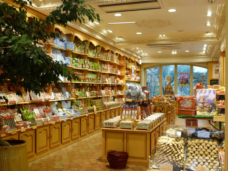 DESAIN INTERIOR TOKO KUE