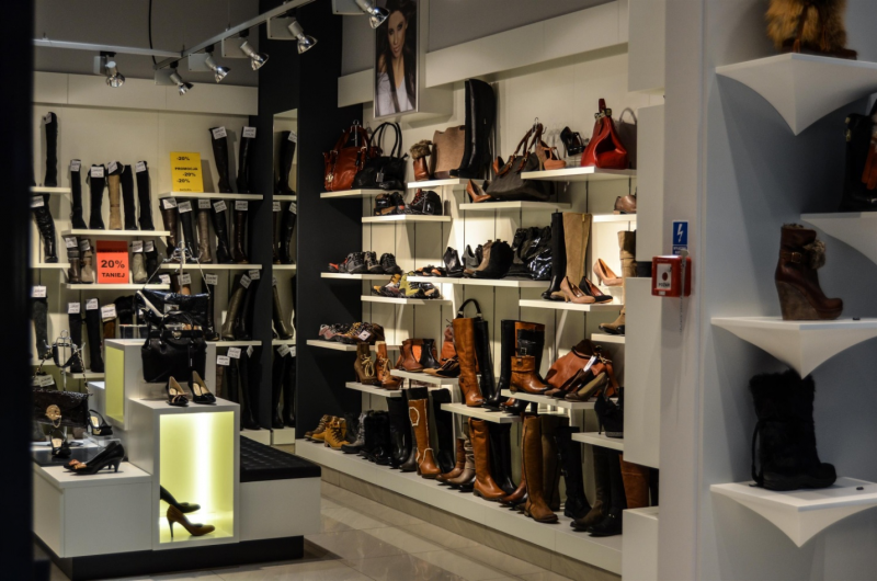 DESAIN INTERIOR TOKO SEPATU