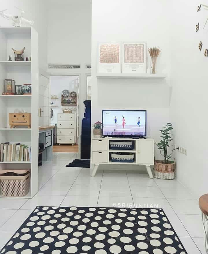 Karpet polkadot dengan ruangan putih