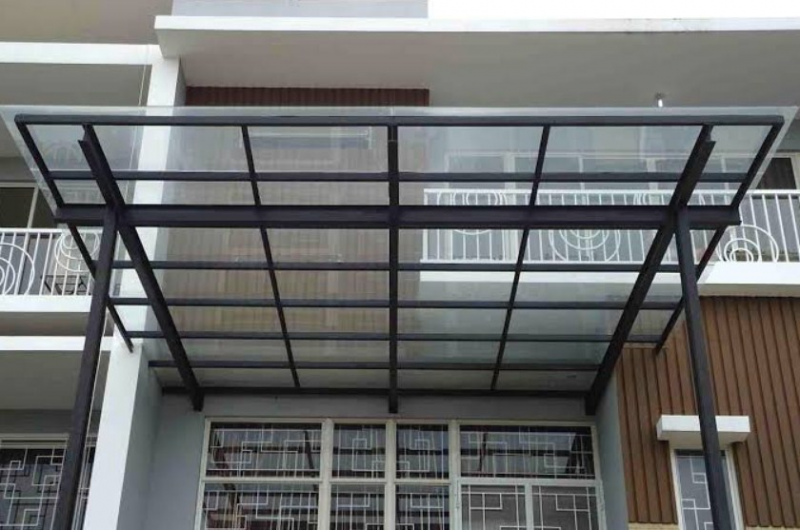 garasi mobil dengan atap transparan dari baja ringan