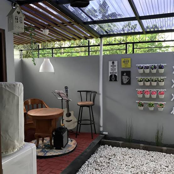 taman belakang rumah dengan atap baja ringan