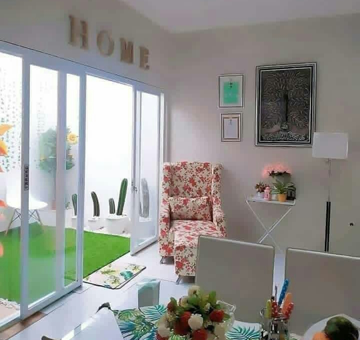 Desain Interior Kesan Manis dengan Teras dalam Rumah