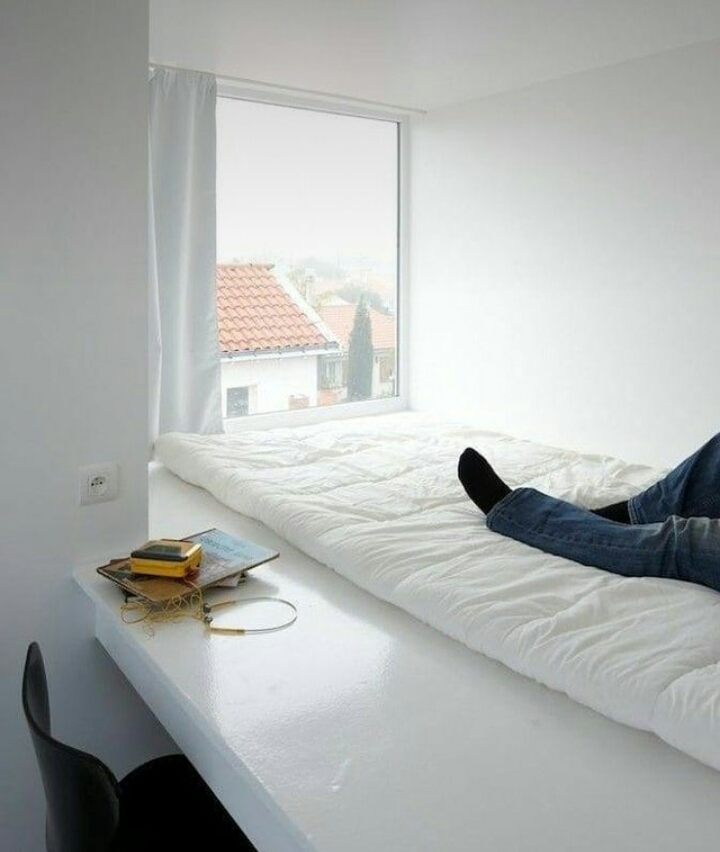 Desain Interior dengan Memainkan warna putih dan cahaya alami