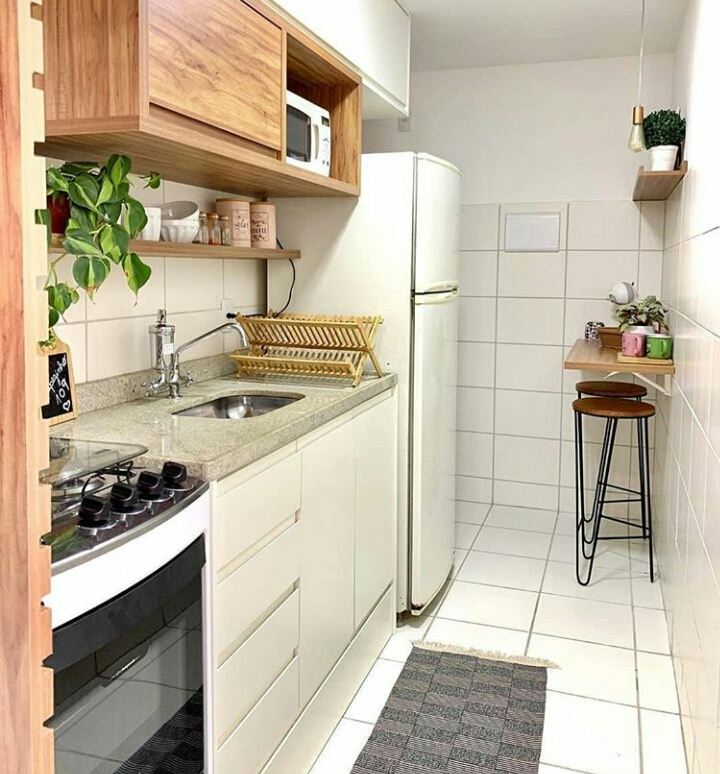 Desain Interior Perpaduan antara Ornamen kayu dan putihnya ruangan