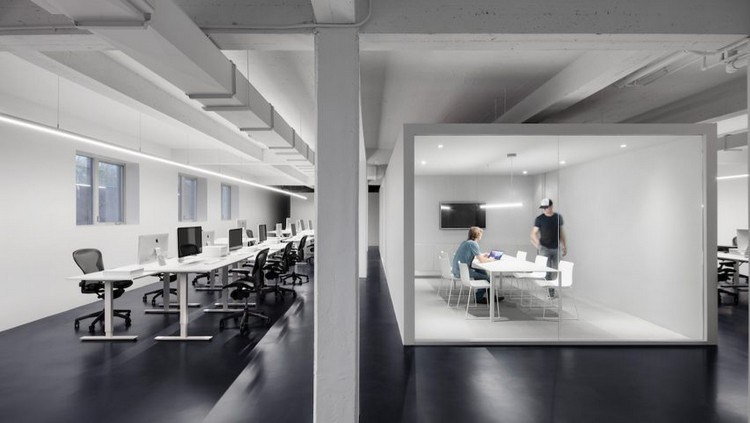 Desain Kantor Modern Dengan Material Beton dan Kaca