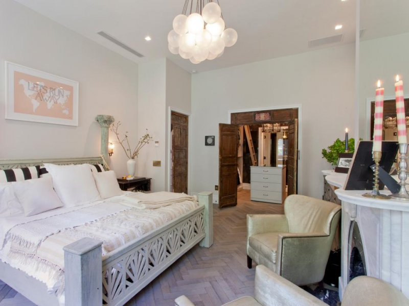 Desain Interior Kamar Hotel Romantis