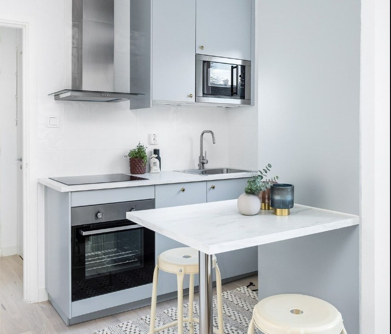 Dapur dengan desain meja gantung