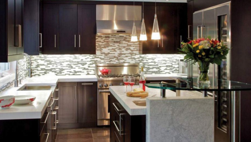 Dapur mewah dengan warna hitam dan putih