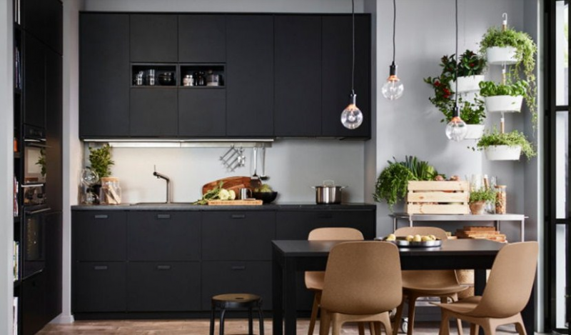 Ruang dapur mewah dengan warna gelap