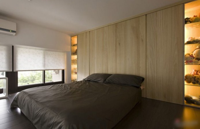 Interior Kamar Dengan Lemari Penyimpanan Boneka