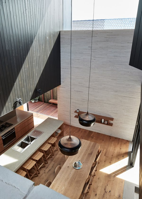 Desain Rumah 2 Lantai minimalis dengan Ceiling tinggi agar sirkulasi udara dapat berjalan dengan baik