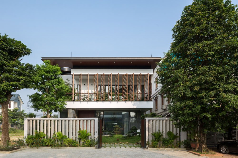 Desain Rumah 2 Lantai Minimalis dengan Penggunaan balkon depan dengan window shutter