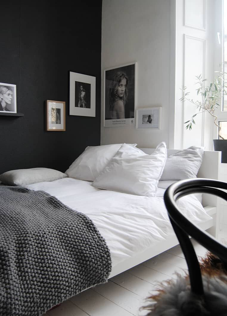 Desain Rumah 5 Kamar hitam putih