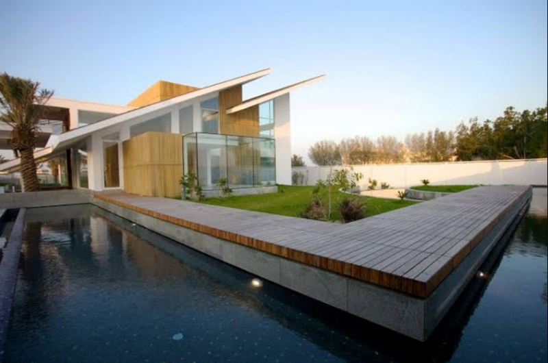 Rumah atap miring mewah